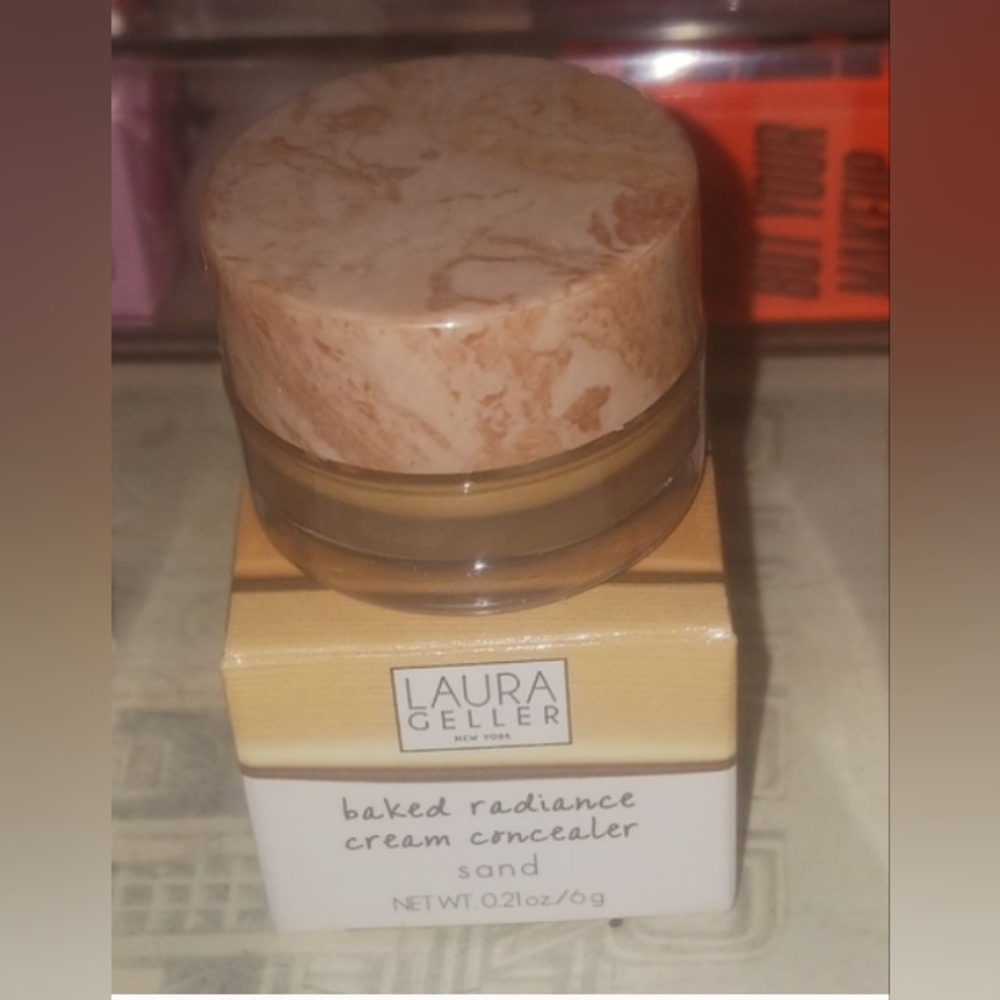 Laura Geller Baked Radiance Concealer in Sand